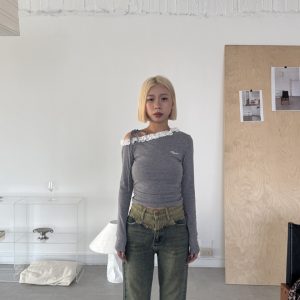 b18斜肩刺繡花邊上衣