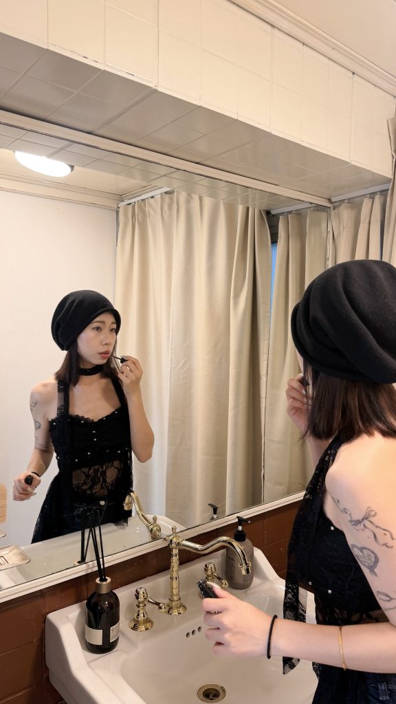 釘珠平口蕾絲上衣