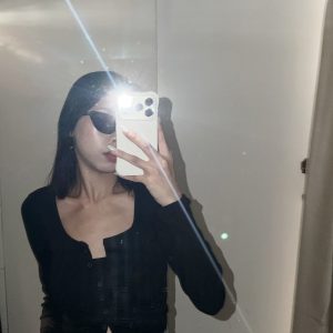 漫畫美胸排釦上衣